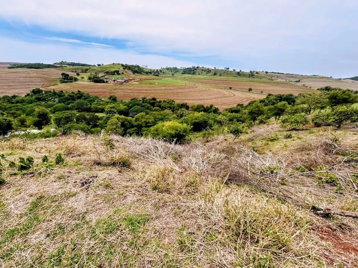Vista panorâmica rural a partir da parte alta da chácara
